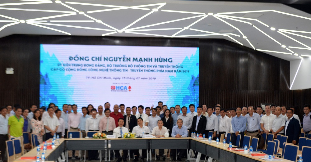 Bộ trưởng Nguyễn Mạnh Hùng chụp hình lưu niệm với các Sở ban ngành, cộng đồng CNTT - TT phía Nam