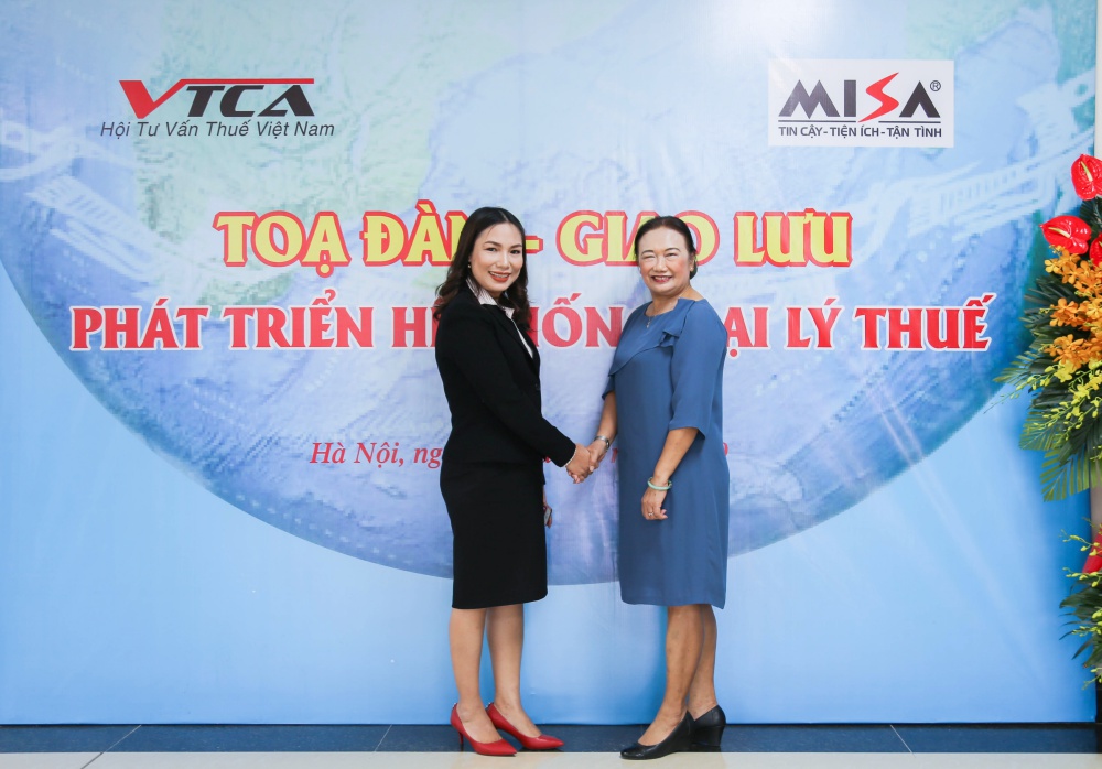 Bà Nguyễn Thị Cúc và Bà Đinh Thị Thúy bắt tay thể hiện tinh thần hợp tác